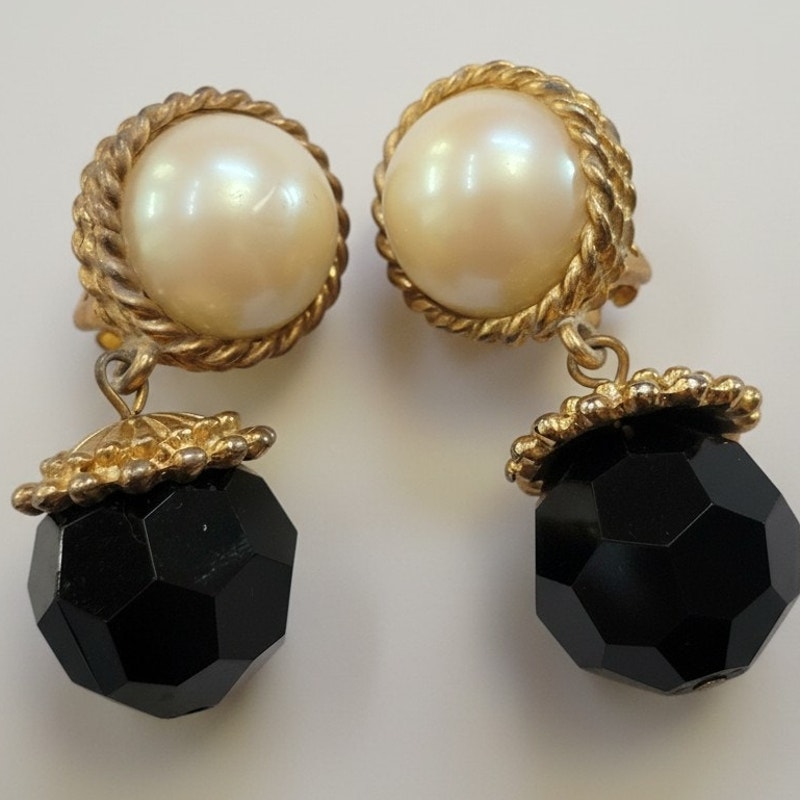 Vintage Gold Tone Faux Pearl And Faceted Black Drop Dangle Clip Earrings Style